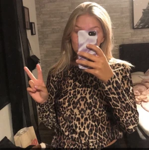 topp - plisserad leopard tröja