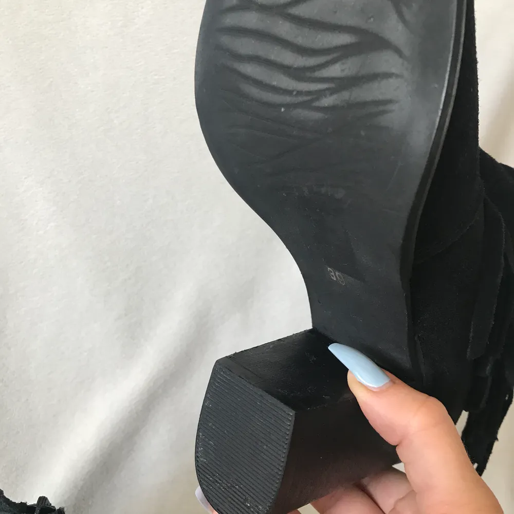 Oanvända! Äkta mocka. Ca 8-9cm klack. Provade i butik. Strl 39 men små i storleken! har man 38 kan man absolut fylla ut skon med en sula🤗. Kengät.