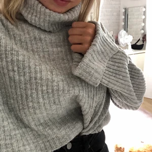 stickad tröja från GinaTricot  - Grå stickad polo tröja från GinaTricot. Storlek S.  Supersnygg till hösten!! Köpt för ca 300kr. Kan mötas upp annars står köparen för frakt!! 