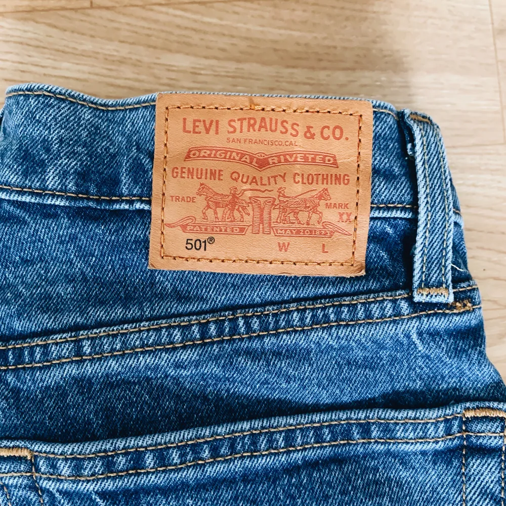 Levi’s 501 superfina, som nya! Så snygga på! Storlek W26 L26, jag bär vanligtvis S i byxor är 167cm. Frakten ingår i priset 🌻. Jeans & Byxor.