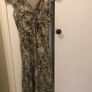 Klänning  - Här ser ni en bättre bild på klänningen 