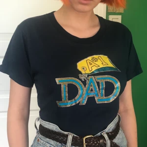 Graphic tshirt - Super snygg T-shirt med roligt glitter tryck. Köparen står för frakten 