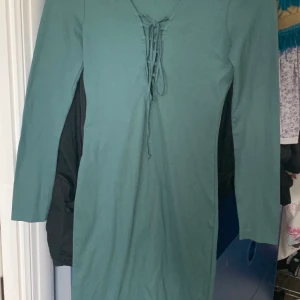 Miss Milla klänning strl S - Säljer en Militärgrön ribbad fodralsklänning som bara är använd en gång och är i mycket bra skick. Den är stretchig och storleken är S men passar M också. Säljer pga får ingen användning av den. Hämtas i Nässjö