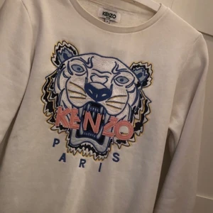 Kenzo tröja  - Säljer denna kenzo tröja för 1000kr och frakten ingår i priset. Skriv till mig om du har frågor🤍 Tröjan är storlek M men kan även passa S 