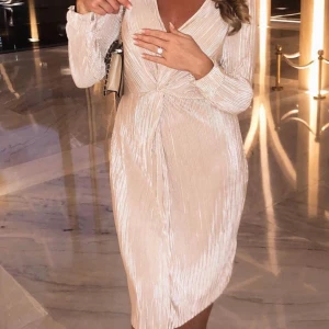 Satin klänning  - Beige/rosa satin klänning i Strl M. 