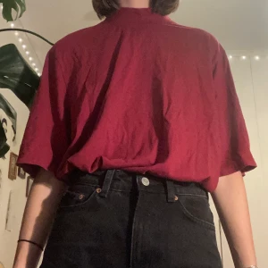 Vinröd t-shirt - ❤️Vinröd t-shirt med högkrage❤️ Från secondhand