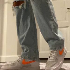 Nike air force 1 - AF1s i bra skick, har alltid haft sula i så skon är fräsch. Använd men inga större tecken på användning. Köptes för ca 1200kr är nu helt slutsålda. De är beige, orange o vita och har ”reflexfärg” som lyser as starkt. Säljs för pga att de är förstora😔💗💗