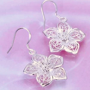 Silver flora stömplade 925 vackra eleganta  dropp Örhängen  - Nya inslagna vackra dropp Örhängen enligt bild. Storkek höjd:ca6CM skickas med etuiet. Snabb leverastid:2-3 vardagar. Bjuder på portot 🌷