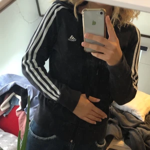 Svart adidas hoodie med dragkedja - Köpt för kanske tre år sedan, använd en del men är fortfarande i bra skick men jag använder den inte längre. Storlek 38 men liten passform tycker jag.   Kan mötas upp i Stockholm eller frakta (köparen står för frakt).