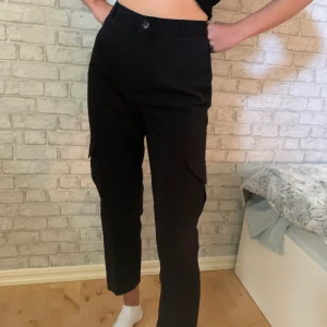 Snygga kostymbyxor  - Jättefina kostymbyxor🥰 Endast använda en gång. Säljs pga fel storlek. Snygg detalj med ficka längre ner på benen på båda sidorna. Längden passar bra på mig som är runt 168cm.  Nypris 600kr