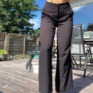 Kostymbyxor från kappahl - BUDA i kommentarerna!!!! Vida kostymbyxor från kappahl! Har knappt använt dom då dom är för korta för mig som är 170cm lång.... Perfekt skick, superskönt material! (1frakt tillkommer på 50kr)
