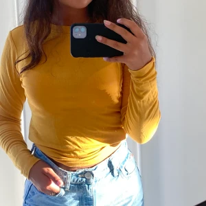 Tajt gul lång armad tröja  - Vintage lång armad tröja som kramar kroppen fint! Den är väldigt stretchig så tror den kan passa xs-m. Pris kan alltid diskuteras (köparen står för frakten)