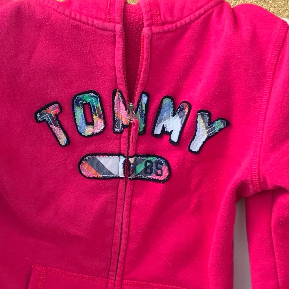Tommy hoodie i jättefint skick. Detaljer på text och i luva. Hoodies.