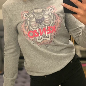 Kenzo tröja  - Tröja från kenzo, använd fåtal gånger. Storlek 16 år. Nypris 999kr 