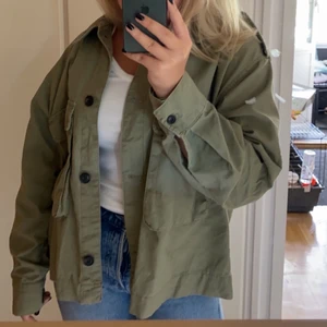 Grön jacka - Säljer min gröna jacka ifrån H&M. Den är storlek L för att jag ville att den skulle sitta mer oversized men har vanligtvis en M!! Nästintill aldrig använd✨