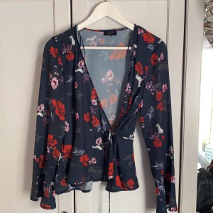 Fin knytblus - Fin knytblus från Gina Tricot( equestraian collection) storlek: 34, använd några gånger. Kan skickas mot kostnad📩📩 