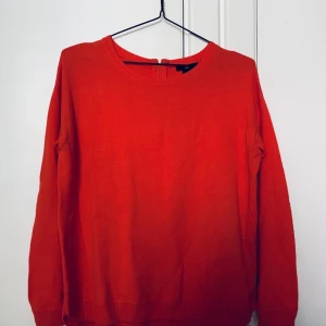 Tröja från H&M - Finstickad orange tröja i stl S. Sitter lite ledigt och skönt.