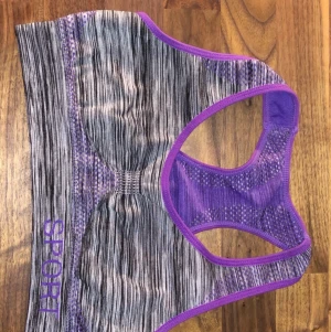 Lila sporttopp  - En lila sporttopp i storlek S... iläggen saknas. ⚡️  Kolla gärna in resten i min profil 🌎 Pris går att diskuteras!  Köpare står för frakt  📦 (11kr) totalt-    31 kr 