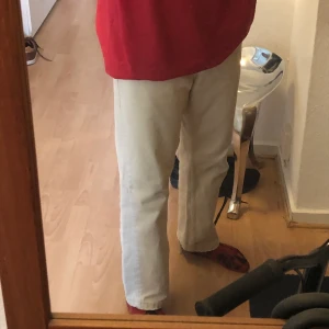 Vintage Levis jeans - Riktigt snygga vintage levis jeans i en ljusbeige färg! Byxorna är modellen 615 och köpta second hand i malmö. De har några små defekter (se bild 3) men inget speciellt man tänker på. Jag är ca 163 lång! Priset är inklusive frakt. 