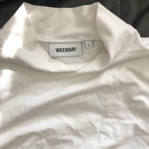 Weekday topp - Suuuuuperfin hade behållt om den inte varit för liten. Jättefin vit och inte alls genomskinlig. Det är en T-shirt men ärmarna går till lite ovanför armbågen