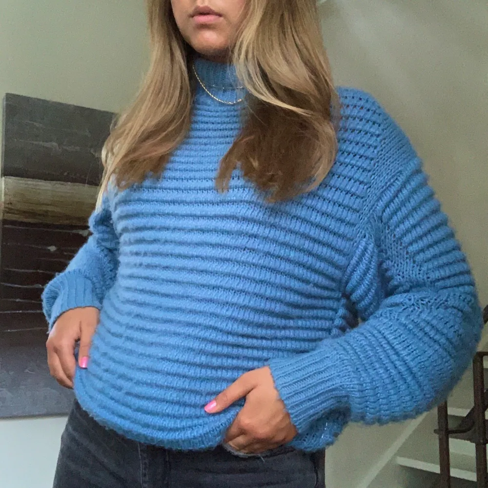Såå mysig stickad tröja i en jättefin blå färg💙 Storlek XS men den är oversize så passar många storlekar. Skulle säga att den är en oversize S!. Stickat.