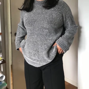 Tjocktröja stl M - Grå tjocktröja, lång passform. Varmt och mjuk!  