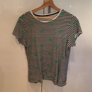 Randig tröja med kaktusar - Den har kaktusar 