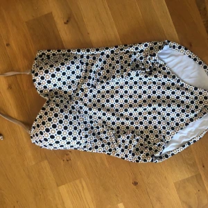 Baddräkt i 50-talsstil - Jättefin baddräkt från Twilfit med lite urringning i ryggen och snyggt mönster. 