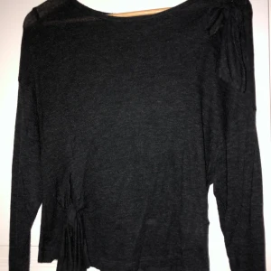 Tröja från Zara, stl M - Två coola rosetter/knutar uppe och nere. Mörkgrå färg och endast använd 1 gång 