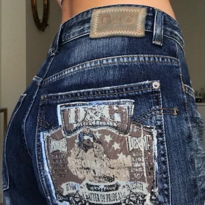Dolce & Gabbana jeans - Superfina jeans från Dolce & Gabbana, knappt använda och nästan i nyskick😍 Pappas exfrus gamla jeans men eftersom de inte passar mig säljer jag de (håller in byxorna på bilderna)
