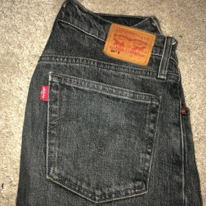 Levis Jeans - Levis 501 Jeans i gott skick! Skickar mot att köpare betalar frakt W27 L30!💜 Nypris 1000kr