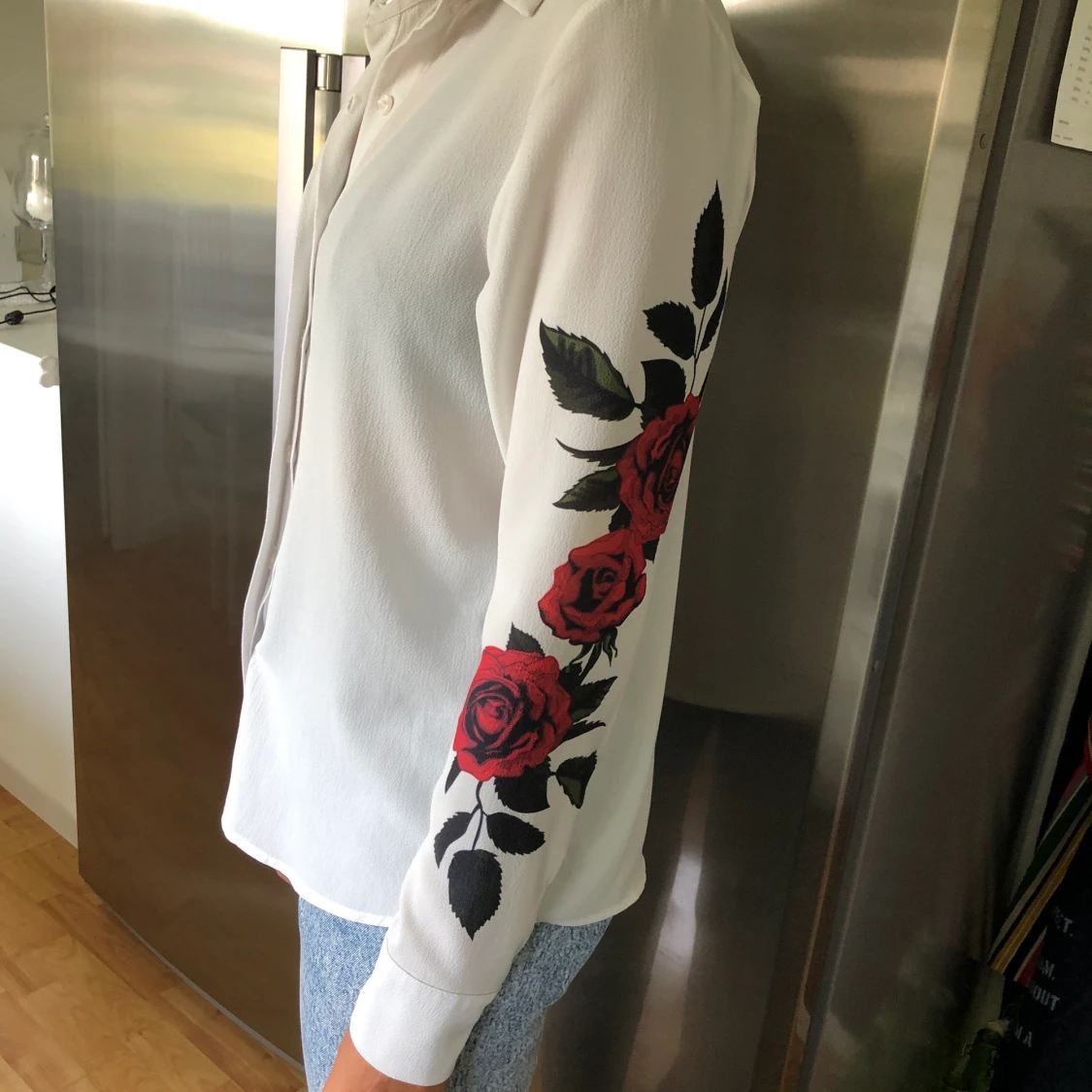 Vit skjorta med rosdetaljer  - 90