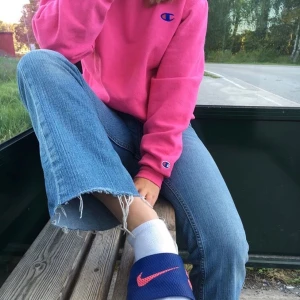 Champion sweatshirt - Säljer min super fina champion sweatshirt som jag köpte i usa förra året! Fläcken på bilden finns inte kvar längre och det är sparsamt andvänd. Säljer för den inte kommer till andvändning! Skriv för fler bilder!