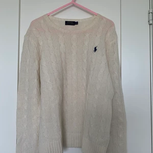 Ralph Lauren tröja  - En vit stickad tröja ifrån Ralph Lauren. Fint skick, och har bara använt 2 gånger !! 💘  Passar lite stor, så passar för smalare storlekar också !! köpt den för 55 euro 