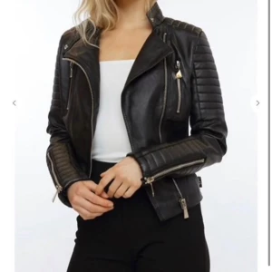 Skinjacka - Denna snygga skinjacka från chiquelle. Nästan oanvänd