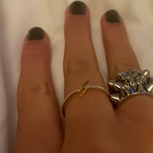 Syster p ring  - Vet ej vad storleken är men jag vet att jag har den näst minsta storleken i Edblad ringen så de kan kanche hjälpa nåt💕 inte alls mycek använd. Frakten ingår i priset 