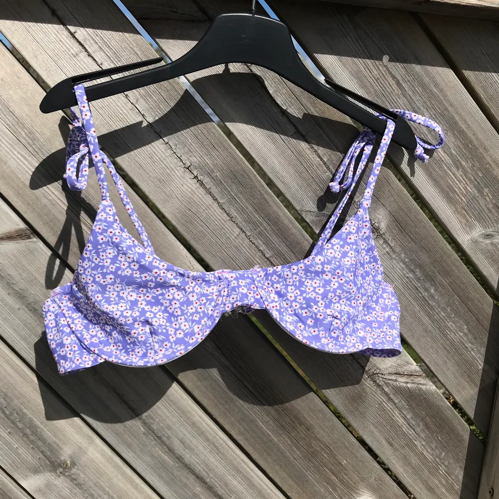 Såå fin bikinitopp som är köpt här på Plick. Tyvärr är den lite liten, eller ah tycker personligen det är lite lite tyg för mitt bröst(?). Nu hoppas jag någon annan kan spatsera med denna på stranden istället för mig!!. Övrigt.