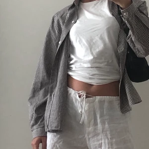  rutig skjorta - Mörkbrun och vit, jättebra längd sitter allmänt bra. Den e najs