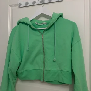 Croppad luvtröja - Superfin och i gott skick från Junkyard! Köpare står för frakt!