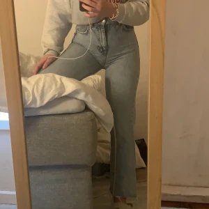 Mom jeans - Säljer nu dessa fina jeansen från ginatricot!!                            Säljer pga jag har ett par lika dana,knappt använda Max 3-4 ggr💖