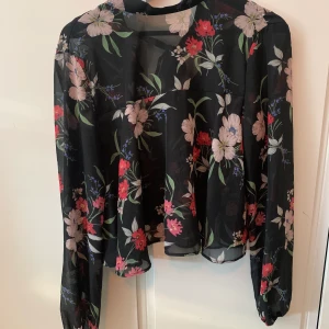 Blus  - Knytning bak 