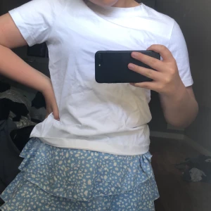 Vit t-shirt - En vit t-shirt från Ginatricot i storlek M, säljer då den är en aning för liten för min del. Använd väldigt få tal gånger, köparen står för frakten