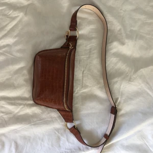 Väska - Midje/crossbody väska från H&M