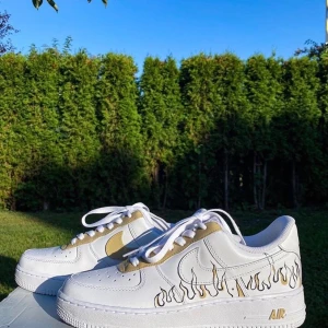 Nike air force 1-beige flames - Beige flames, custom made.