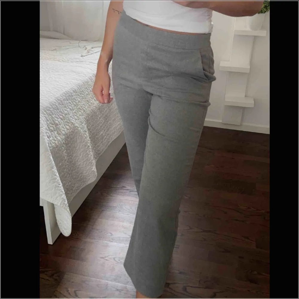 Kostymbyxor i filt från Zara! Aldrig använda 🙌🏻🔅. Jeans & Byxor.