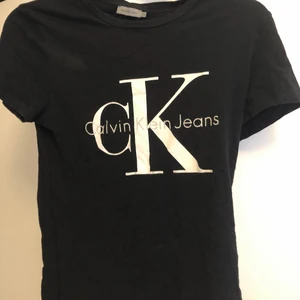 Calvin Klein tröja - Tröja från calvin klein, stor i storleken så passar mer en S.