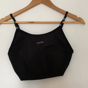 Gymshark sportbh - Gymshark sport-bh svart  i fint skick. Använt några gånger. Storlek M.