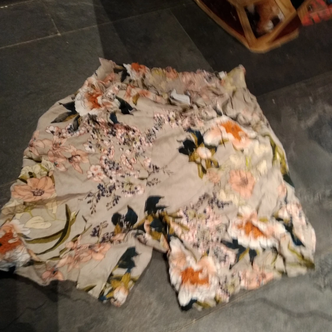 Blommiga shorts strl M