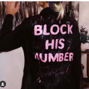 Skinnjacka - Skitsnygg handmålad skinnjacka. Sitter lite oversize. Jackan finns kvar så länge den inte är markerad såld, samt ingen budgivning. Det är först till kvarn som gäller🌸