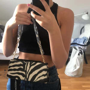 Oanvänd Väska från pretty little thing  - Helt ny as cool zebra väska från pretty little thing. Helt oanvänd och lapp finns på. Start budet är på 145kr💕👌🏼